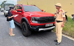 Camera giám sát phát hiện nữ tài xế lái xe bán tải gắn biển số giả