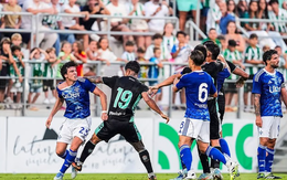 Đánh nhau trên sân, cầu thủ của Real Betis FC đấm nhầm đồng đội