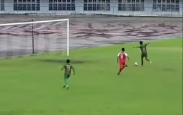 Cầu thủ bỏ lỡ cơ hội ghi bàn vì vội ăn mừng sớm