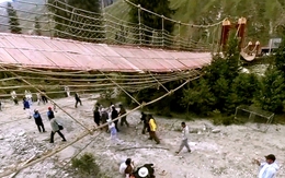 Trung Quốc: Cầu treo đứt dây bất ngờ tại khu du lịch ở Tân Cương, 5 người thiệt mạng
