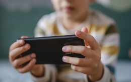Trẻ xem điện thoại, tivi nhiều, tăng nguy cơ mắc bệnh tim