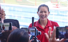 'Tiểu tiên cá' Ánh Viên 'mệt nhoài' trong vòng vây của sinh viên truyền thông thực hành tác nghiệp