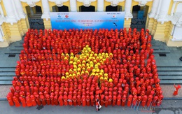 Gần 600 phụ nữ đồng diễn áo dài, xếp hình cờ Tổ quốc tại quảng trường Cách Mạng Tháng Tám