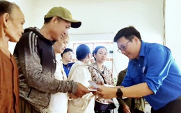 Tuổi trẻ TP.HCM trao quà hỗ trợ bà con vùng lũ xứ Nghệ
