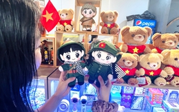 Nhộn nhịp thị trường quà tặng dịp Quốc khánh 2-9: Quạt thêu quốc kỳ, gấu bông yêu nước…