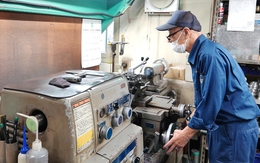 Người già ở nước giàu tiếp tục đi làm vì không thể... nghỉ