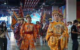 Đồng tiền đầu tiên của nước Việt, cổ phục thời Đinh gây chú ý tại Triển lãm thành tựu đất nước