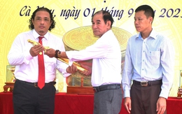 Thanh Hóa tặng Cà Mau trống đồng và kiếm mạ vàng