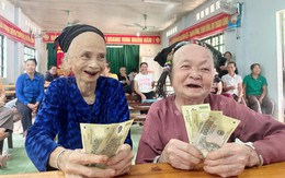 Bà con vùng lũ vui mừng nhận quà Quốc khánh