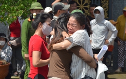 Vỡ òa cảm xúc chào đón người thân được đặc xá về với gia đình
