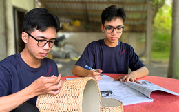 Cha mẹ bỏ lại, nam sinh làm thêm từ 3h sáng đã đậu Đại học Kinh tế TP.HCM