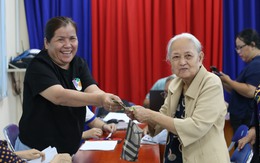 Người dân TP.HCM phấn khởi nhận quà 100.000 đồng của Chính phủ nhân dịp Quốc khánh