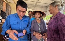 Người dân từ miền núi đến đồng bằng, miền biển hồ hởi nhận quà Tết Độc lập