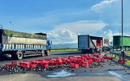 Hàng chục thùng bia rơi xuống đường, người dân xắn tay quét dọn