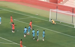 Thủ môn đứng hình vì mắc lỗi 'gà đẻ trứng'