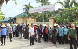 Phụ huynh phản đối sáp nhập trường, hàng trăm học sinh chưa thể tới lớp