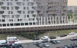 Chiếc lan can được gắn đầy dây rút nhựa và nguyên nhân quá hợp lý