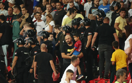 Khán đài hỗn loạn, đội tuyển Anh bị tấn công bằng laser