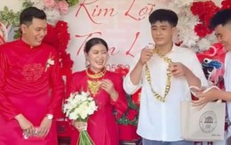 Cả họ cười đau bụng với màn trao quà cưới của em trai cô dâu