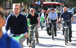 Đình công làm tê liệt tàu điện ngầm London, người dân đổ xô đi xe đạp và thuyền