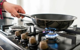 Ối trời, có người quên tắt bếp gas suốt cả tháng!