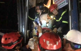 Tông nhau trên cao tốc La Sơn - Hòa Liên, cảnh sát đập kính xe khách cứu 12 người