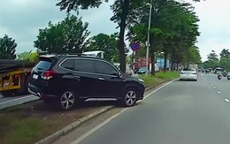 Ô tô tiếp tục leo dải phân cách cứng trên đường Nguyễn Văn Linh để 'chuyển làn'