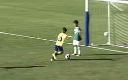 Thủ môn đứng im cho sút vẫn không ghi được bàn