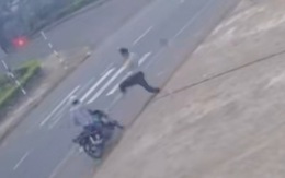 'Bia tặc' bị song phi ngã sõng soài xuống đường