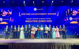 GS Nguyễn Đình Hối được vinh danh và trao giải thưởng 'Thành tựu trọn đời'