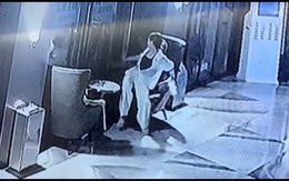 Cô gái ngồi lên đùi người lạ vì mải nhìn điện thoại