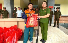 Người dân vùng cao Thanh Hóa vui mừng ‘đổi vũ khí lấy quà’