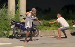 Cười sảng với màn tỉ thí võ công giữa hai 'cao thủ võ lâm'