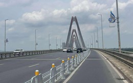 Hà Nội cấm xe lên cầu Nhật Tân vào ban đêm để lắp đặt giá long môn