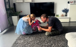 Bố giúp con gái lái mô tô tại nhà siêu chân thực