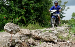 Bạn đọc nói gì vụ dỡ bê tông đắp thành đường đất lầy lội