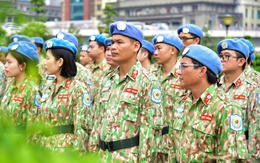 Chiến sĩ 'mũ nồi xanh' dâng hương Bác Hồ trước khi lên đường làm nhiệm vụ tại Nam Sudan lần thứ 7