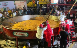 Nấu nồi cơm jollof siêu to để lập kỷ lục Guinness thế giới