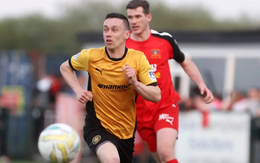 Trận đấu bị hủy giữa chừng vì cầu thủ húc đầu vào tường