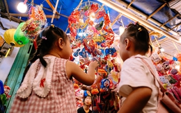 Phố lồng đèn rộn ràng đón Trung thu sớm, bạn trẻ và gia đình nô nức check-in