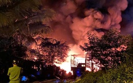 Cháy kho phế liệu rộng 1.500m², lửa vẫn ngùn ngụt sau hơn 3 giờ chữa cháy