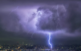 Sấm sét 'leo thang' tại Nhật Bản, khoa học thử đối phó bằng sét nhân tạo