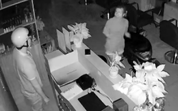 Vợ nổi cáu vì bị chồng dọa ma