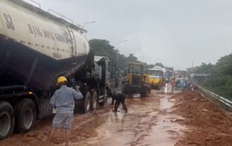 Cát đỏ tràn ngập một đoạn quốc lộ 1 ở phía đông Lâm Đồng