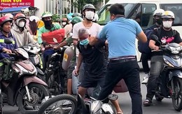 Đưa người đánh cụ ông ở phường Sài Gòn về trụ sở công an làm việc