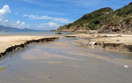 Làm nhà máy xử lý gần 6 tỉ đồng rồi nước thải hôi thối vẫn chảy thẳng ra biển Quy Nhơn