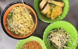 Nồi nước lèo thơm và hương vị cay nồng mì gà xá kén trong hẻm nhỏ cư xá Phú Bình