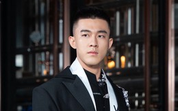 Đoàn Công Vinh mặc vest với quần bơi tại Mister International: Xin cho khám sức khỏe tâm thần nhe