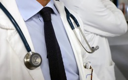 Bác sĩ bỏ bệnh nhân giữa ca mổ để... 'tình tang' với y tá