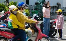 Giữa giờ trưa, phụ huynh đưa con về, từ chối bữa ăn bán trú vì lo ngại thực phẩm bẩn